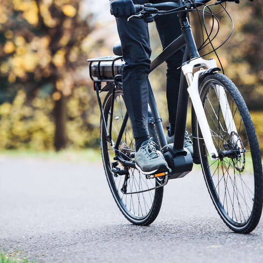 Darauf sollten Sie als kleine Person beim E-Bike Kauf achten Person fährt auf E-Bike