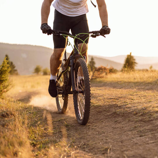Person treibt Sport auf dem Fahrrad