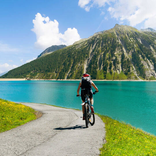 Eine Frau fährt an einem See entlang