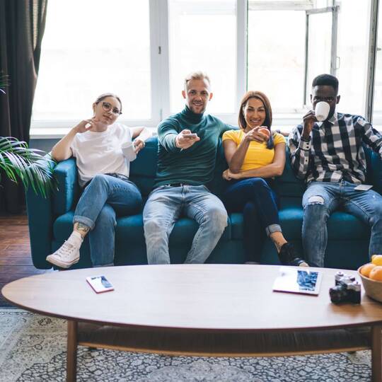 Ist das Ende vom Account teilen gekommen? Freundesgruppe sitzt auf Couch