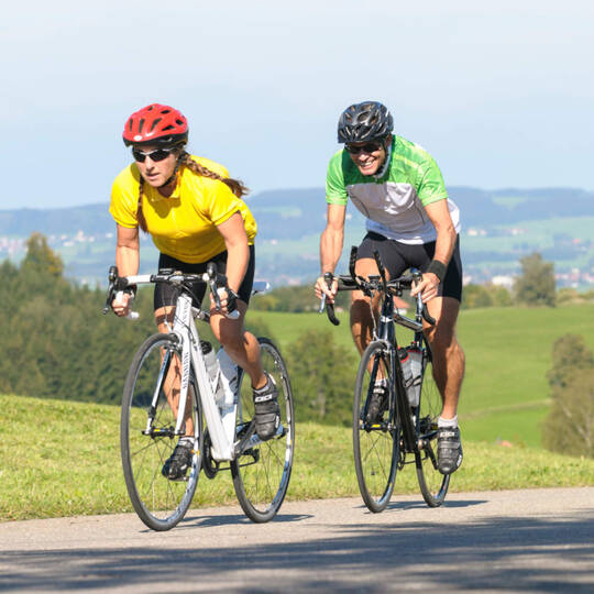 Ein Paar fährt Rennrad