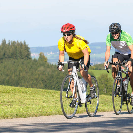 Ein Paar fährt Rennrad