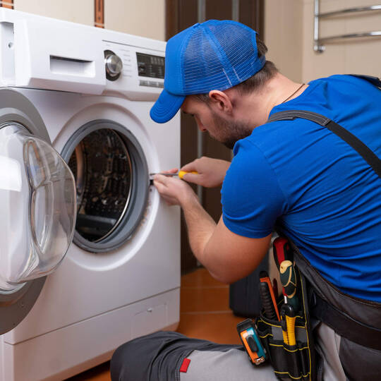 Handwerker repariert Waschmaschine