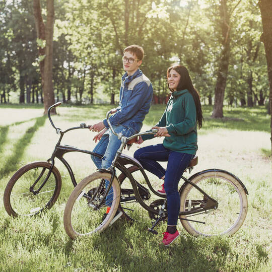 Zwei Personen mit dem Retro Bike unterwegs