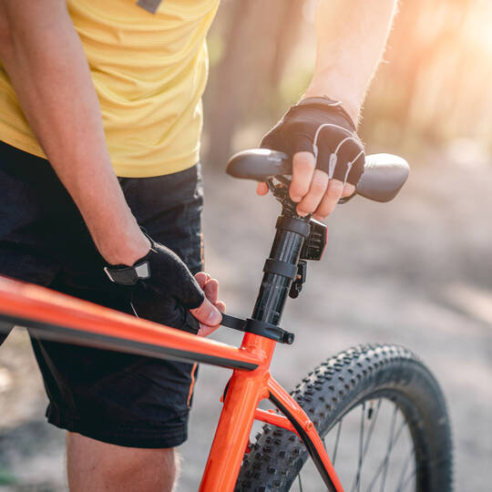 Person stellt Fahrradsattel ein