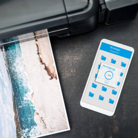 Smartphone neben Drucker