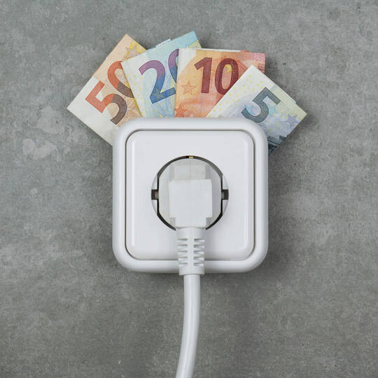 Steckdose mit Geldscheinen