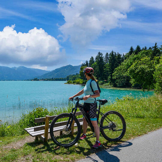 Farradfahrerin macht eine Pause am Tegernsee
