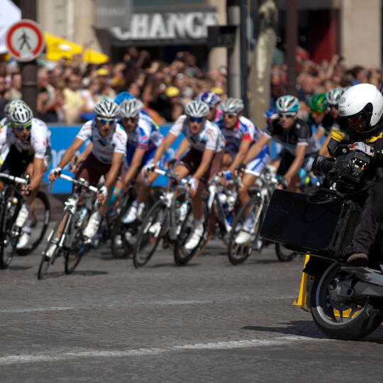 Mehrere Rennfahrer fahren die Strecke der Tour de France