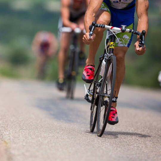 Radsportler fahren Rennrad